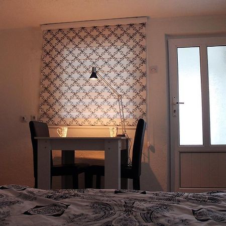 Taf'S Small House Pristina Exterior photo
