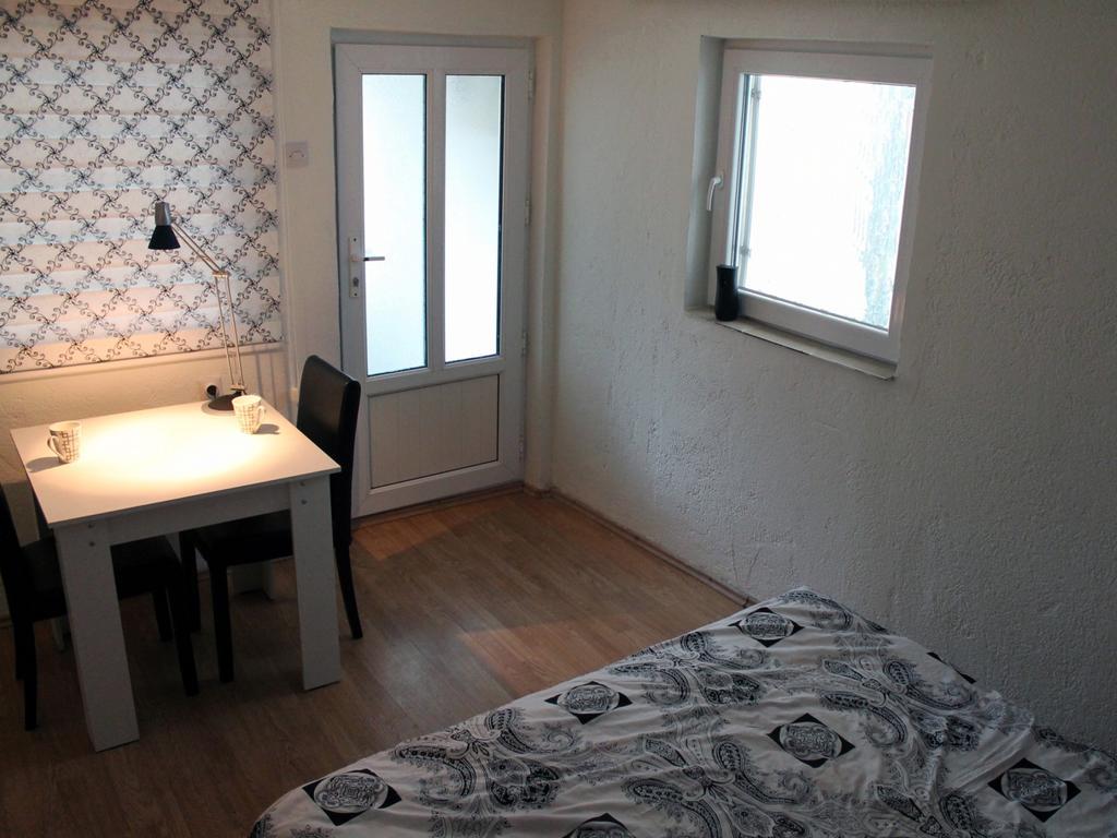 Taf'S Small House Pristina Exterior photo